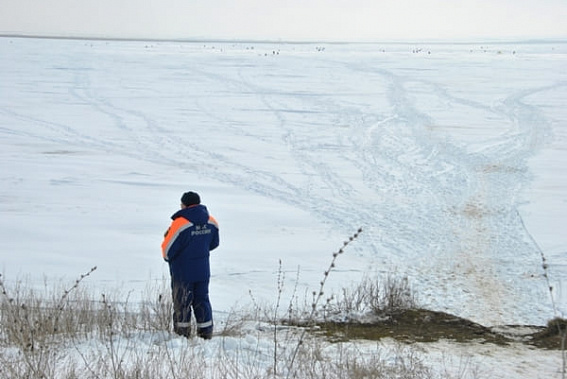 Четверо рыбаков сняли с дрейфующей льдины посреди Цимлянского водохранилища