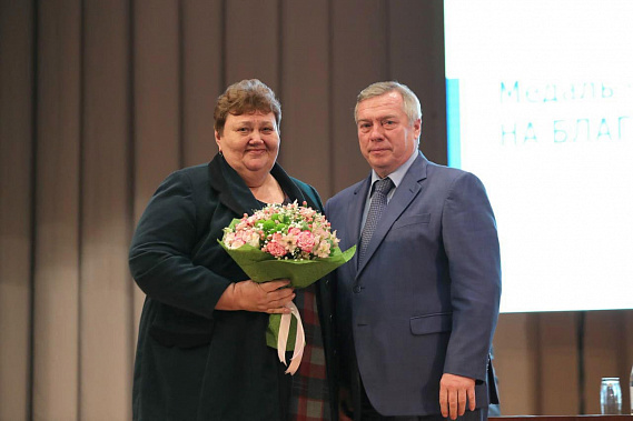Медаль «За доблестный труд на благо Донского края» начальнику производства ООО «Морозовское молоко» Любови ШЕВЧУК вручает губернатор Василий ГОЛУБЕВ. (Фото из личного архива Л. Шевчук, 17 февраля 2020 года). Медаль «За доблестный труд на благо Донского края» начальнику производства ООО «Морозовское молоко» Любови ШЕВЧУК вручает губернатор Василий ГОЛУБЕВ. (Фото из личного архива Л. Шевчук, 17 февраля 2020 года).