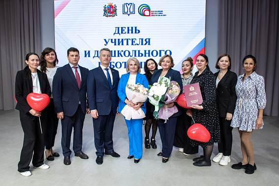  Ростов-на-Дону: в Советском районе поздравили учителей и дошкольных работников