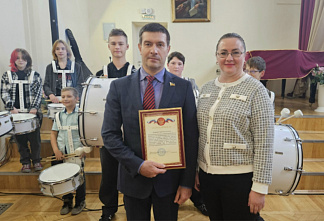 Ансамбль маршевых барабанщиков «БИТ-7» встретил осень с новыми барабанами