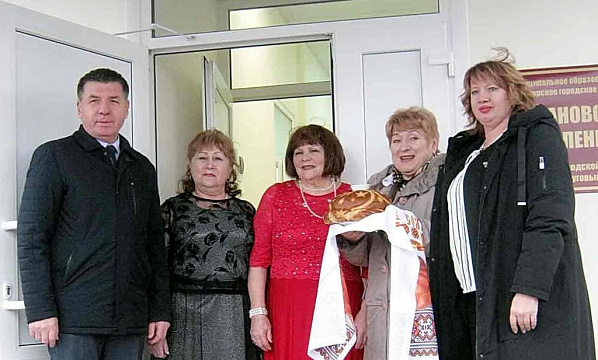 На крыльце Молчановского ДК нас и главу администрации Семикаракорска Александра ЧЕРНЕНКО молчановцы встретили хлебом-солью.