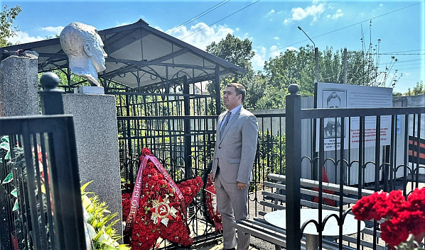 «Его имя навсегда вписано и в историю Великой Победы, и в историю нашего города...» «Его имя навсегда вписано и в историю Великой Победы, и в историю нашего города...»