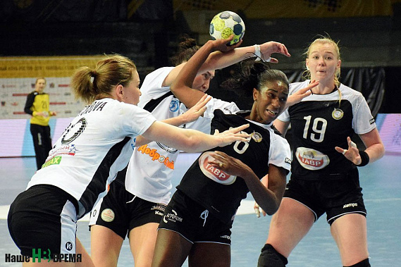 Атакует Александрина Барбоса.