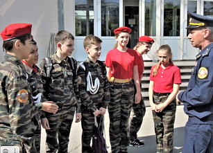  Ветеран боевых действий, педагог и поэт Александр Щенников принимает поздравления...