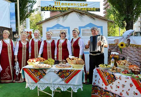 Каждое поселение представило «курень», стилизованное подворье, на котором можно было увидеть все, чем оно гордится, – поделки народных умельцев, награды одаренных детей, фотографии заслуженных людей и предприятий, которые работают на этой территории. И, к