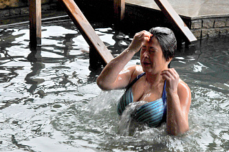 В Ростове крещенские купания проходили под дождем