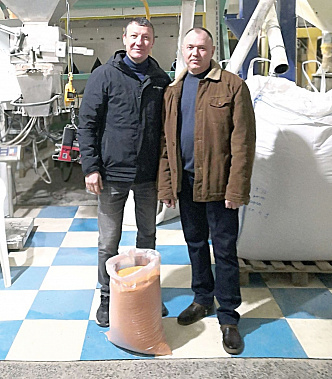 В цеху завода – директор «Маяка» Анатолий ЖЕЛЕЗНЫЙ (слева) и завпроизводством Виталий ГАВРИЛЕНКО.
