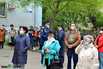 В Ростове военные летчики поздравили ветерана