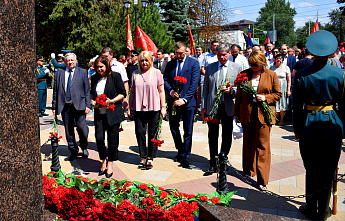 18 07 2025 Врио губернатора Юрий Слюсарь и другие руководители Ростовской области почтили память Алексея Береста