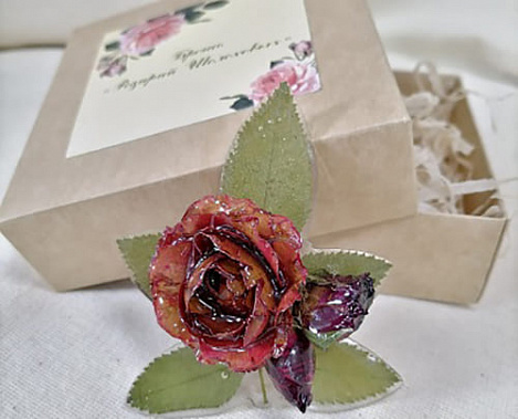 Эту брошь вырастили в шолоховском саду.