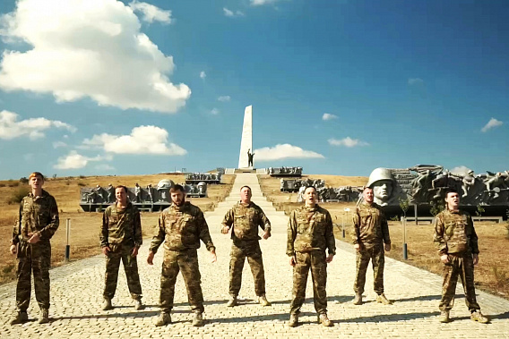 Песни снова побеждать помогают ...