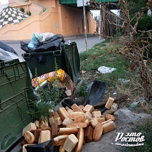 В Ростове выкинули на помойку партию хлеба