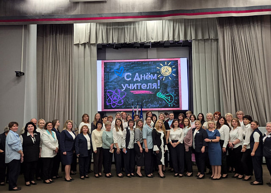  Ростовским педагогам вручили специальные проездные карты