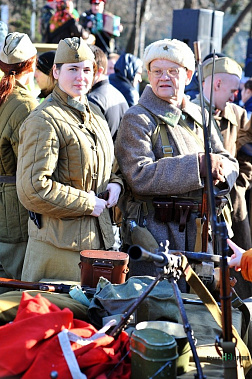 Возложили цветы к мемориальному комплексу