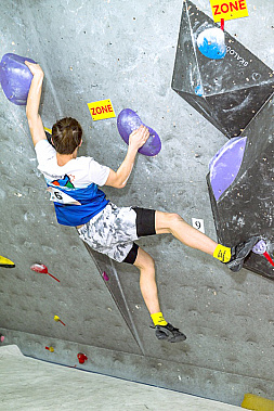 В ростовском клубе «Планета» прошли состязания на первенство Федерации скалолазания Ростовской области по боулдерингу (лазание по искусственной скале).