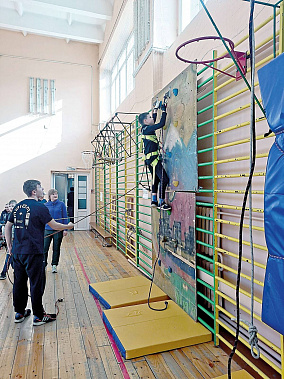 Вверх по скалодрому, как и положено, со страховкой... Фото с сайта МБУДО «Центр детского и юношеского туризма»