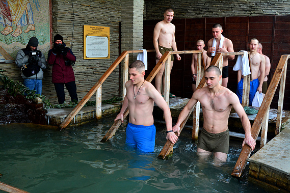 Более 300 военнослужащих окунулись в купели