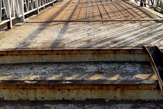 Азовчане боятся ходить по подвесному мосту через Азовку