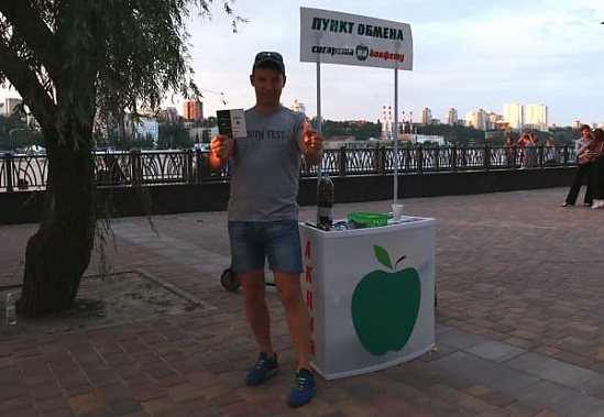 Ростовский волонтер меняет сигареты на конфеты