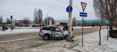В Волгодонске кроссовер врезался в опору ЛЭП, пострадали два человека