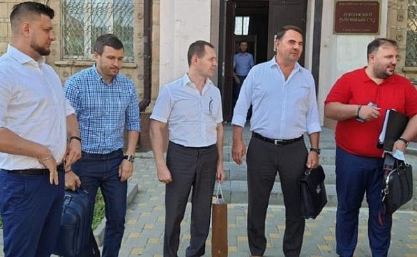 В. Ращупкин (в центре) на выходе из здания суда. Истточник фото: donnews.ru