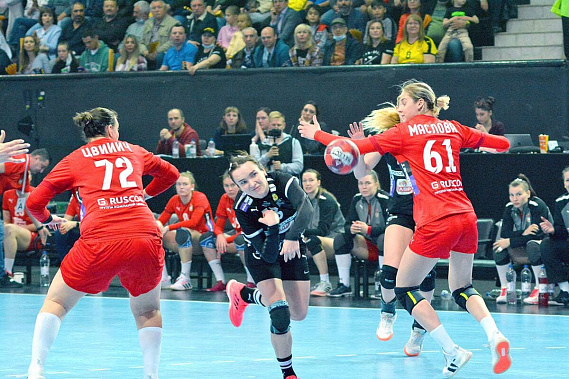 Ворота столичного клуба атакует Анна ВЯХИРЕВА.