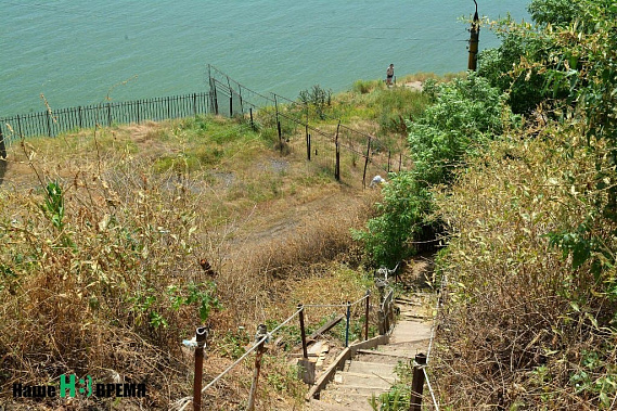 В Таганроге у моря находится старый рыбацкий поселок Богудония. Дома расположены у самого моря. Постепенно они обваливаются. Вода неумолимо наступает на сушу, где живут люди.