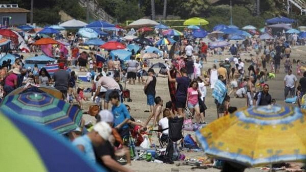 В День поминовения, в том числе и более 100 тысяч жертв COVID-19, жители Калифорнии отправились на пляжи