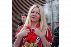 Болельщики встретили хоккеистов фейерверком, и наградили именными медалями