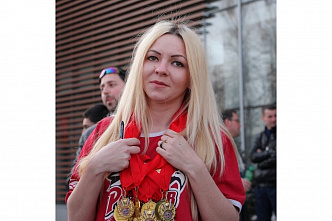 Болельщики встретили хоккеистов фейерверком, и наградили именными медалями