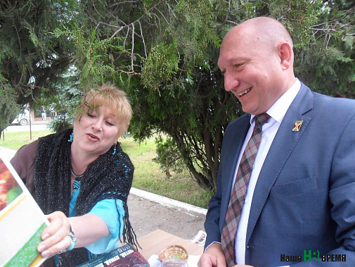 Глава Песчанокопского сельского поселения Юрий Алисов подписался на газету одним из первых.