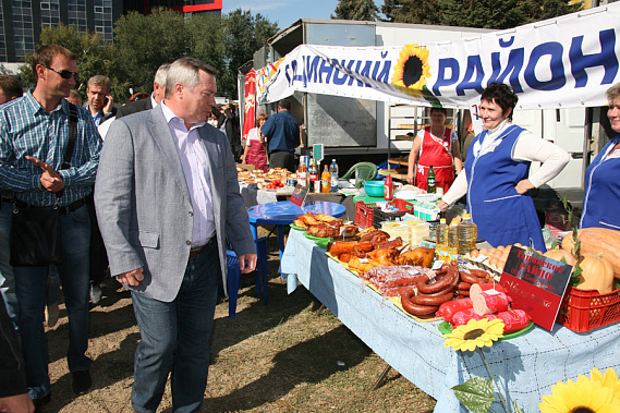 Донской губернатор В. Голубев в ходе своих поездок в районы нередко заглядывает на местные рынки и ярмарки. Источник фото: пресс-служба губернатора Ростовской области.