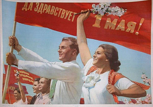 1 мая в Ростове на колокольне подняли красный стяг, открыли городской музей и провели субботник