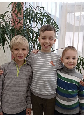 Игроки команды «Наше время-100» из Таганрога Алексей Подтынный, Степан Мамченко и Никита Дэль (они — воспитанники шахматных школ «Таганрог Чесс Тайм» и «Наставник»)