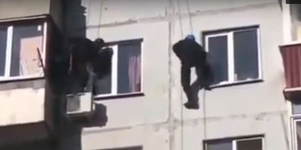 Кадр оперативной видеосъемки: задерживали подозреваемого штурмом