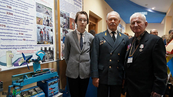 Юный изобретатель Алексей Ватунин (лицей № 13) с Вадимом Украинцевым и Владимиром Коваленко.