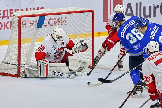 «Ростов» (красная форма) одерживает первую выездную победу. Фото с сайта ХК «Ростов»