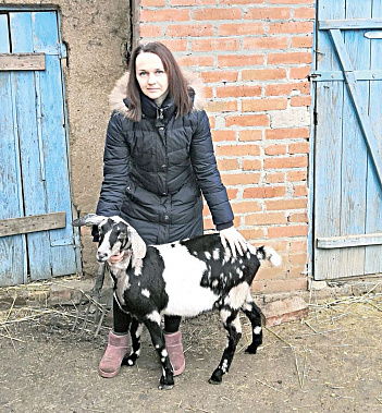 Ольга САДЧИКОВА с одной из козочек, приобретенных на средства, выделенные в рамках соцконтракта.