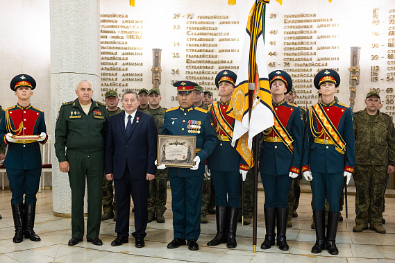 Ордена и орденские ленты прикрепили к боевым знаменам воинских частей