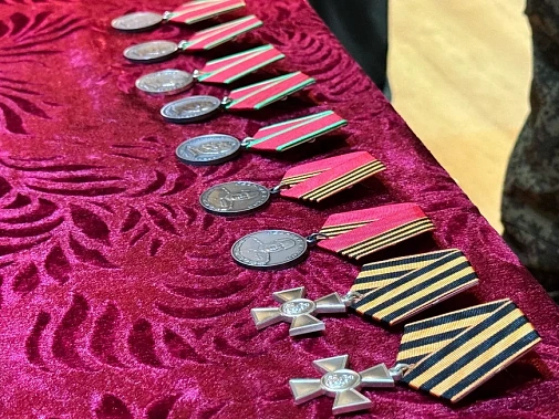  Гвардейскому артполку вручена георгиевская знаменная лента