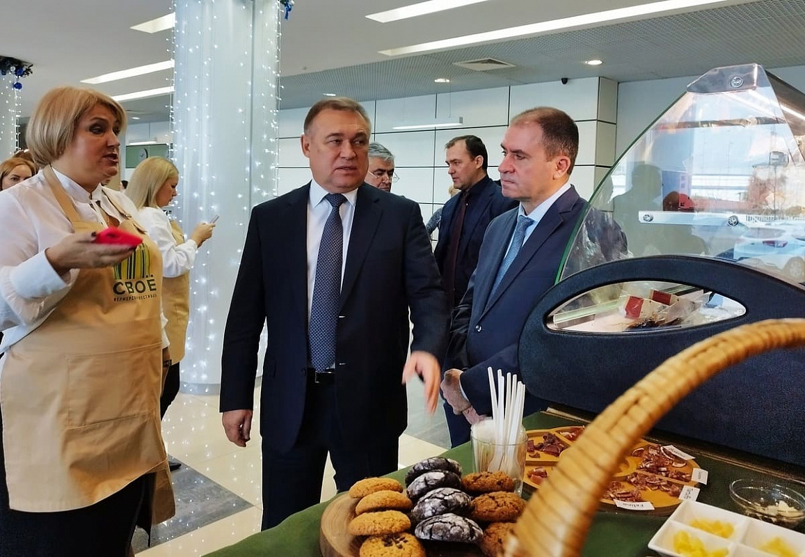 Первый заместитель губернатора Ростовской области Виктор ГОНЧАРОВ и министр сельского хозяйства и продовольствия Дона Константин РАЧАЛОВСКИЙ скрупулезно выясняли, как готовятся продукты, которые фермеры привозят на «Вкусные пятницы».