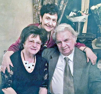 Ада Абрамовна в один из своих юбилеев (в центре) с друзьями четой Багдыковых– Галиной и Минасом.