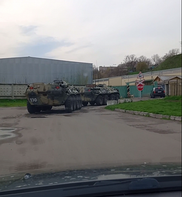 На Азовскую судоверфь приехала колонна бронетехники