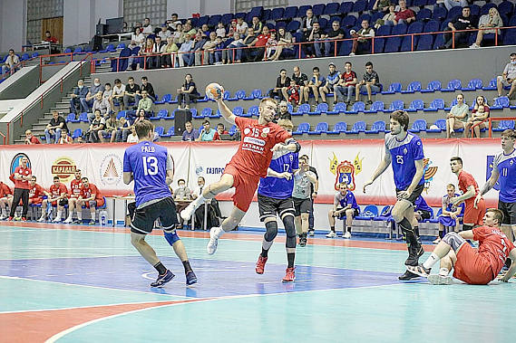 Ворота гостей атакует Максим НЕСВАДЬБА. Фото с сайта «Донские казаки – ЮФУ»