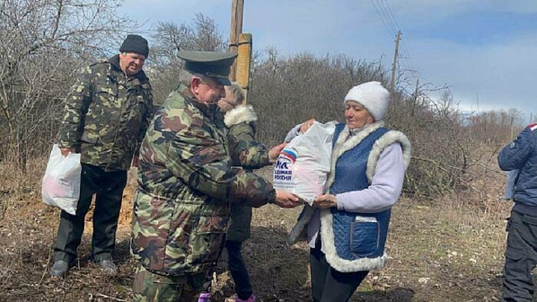 В. Водолацкий во время поездки в Донбасс. Встреча с жителями села Путилино Новоайдарского района ЛНР. Источник фото: pulslnr.ru.   