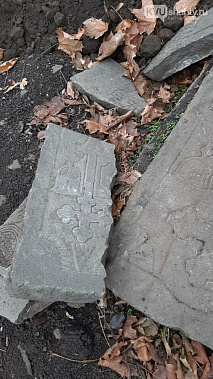 Шахтинцы просят спасти старинные надгробные плиты у парка