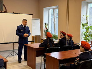 После экскурсии дети побывали внутри кабины машиниста...