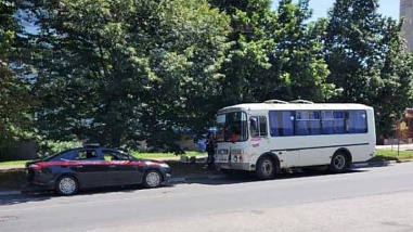 В Азове мужчина устроил поножовщину в автобусе