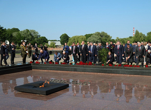   Сегодня российские депутаты почтили память героев Брестской крепости