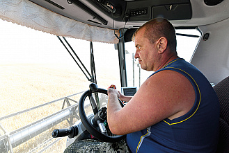 На полях Ростовской области идет уборка зерновых